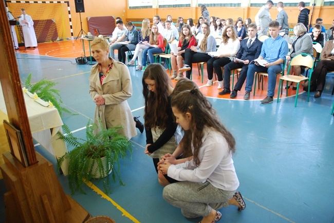 Symbole ŚDM w Henrykowie