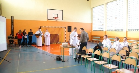 Symbole ŚDM w Henrykowie