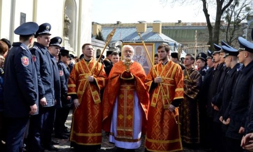 Trzydzieści tysięcy za krzyżem