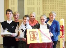  Laureaci konkursu ze swoimi katechetkami. Od lewej: Jakub Szwach (II miejsce), Weronika Wołowczyk (I miejsce) i Natalia Plok (III miejsce). Katechetki: Ewa Mańka, Irena Droździok i Ewa Sitko