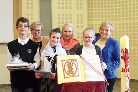  Laureaci konkursu ze swoimi katechetkami. Od lewej: Jakub Szwach (II miejsce), Weronika Wołowczyk (I miejsce) i Natalia Plok (III miejsce). Katechetki: Ewa Mańka, Irena Droździok i Ewa Sitko