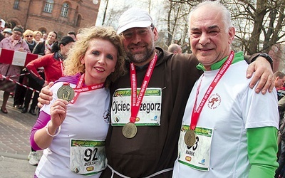  Trwa Rok Miłosierdzia, dlatego każdy z uczestników dostał medal z wizerunkiem Jezusa Miłosiernego. Na zdjęciu kapucyn o. Grzegorz Marszałkowski z Markiem i Beatą Budzińskimi