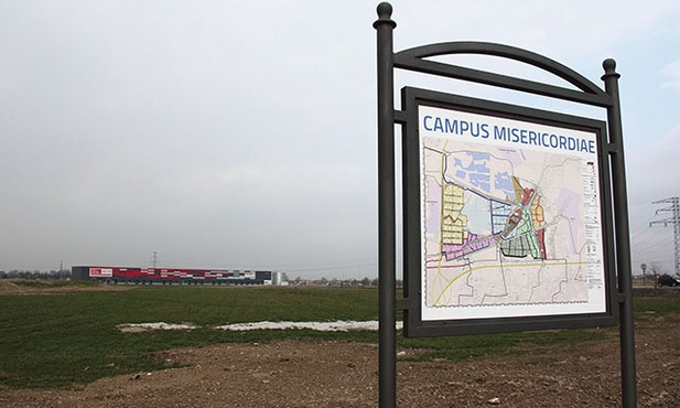 Na Campus Misericordiae w Brzegach pojawiły się już tablice z oznaczeniami sektorów na papieską Mszę św. 31 lipca