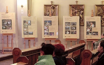 Wystawa „Święty naszych wspomnień” jest jedyną w swoim rodzaju podróżą po świecie widzianym okiem kamery. Podążała za Janem Pawłem II, czasami bez jego wiedzy