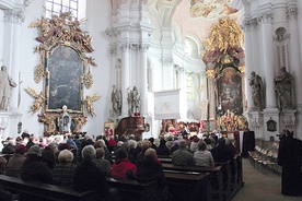   Przepiękna świątynia Podwyższenia Krzyża Świętego oferuje wiernym niezwykłą  podróż w głąb tajemnicy chrześcijaństwa.  Ks. Stanisław Szupieńko, diecezjalny konserwator  zabytków, pomógł ją odkryć 