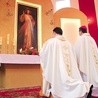 Bp Wojciech Osial i ks. Sapiński modlą się przed nowym ołtarzem