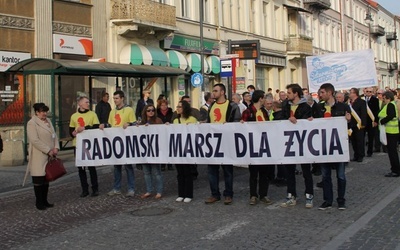 Na czele marszu szli młodzi ludzie zgromadzeni w Fundacji "Pro - Prawo do życia"