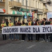 Na czele marszu szli młodzi ludzie zgromadzeni w Fundacji "Pro - Prawo do życia"