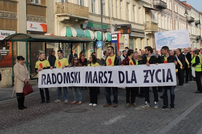 Na czele marszu szli młodzi ludzie zgromadzeni w Fundacji "Pro - Prawo do życia"