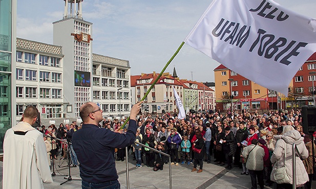 Koronka w Niedzielę Bożego Miłosierdzia przed koszalińskim ratuszem