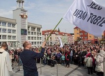 Koronka w Niedzielę Bożego Miłosierdzia przed koszalińskim ratuszem