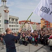 Koronka w Niedzielę Bożego Miłosierdzia przed koszalińskim ratuszem