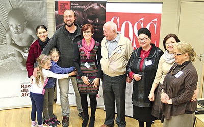  Po lewej Krzysztof Błażyca z rodziną, po prawej afrykańscy sybiracy z woj. śląskiego i pracownice muzeum w Żorach