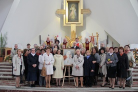 Pamiątkowe zdjęcie z jubieluszu 10-lecia Hospicjum Domowego im. św. Jana Pawła II w Dębicy