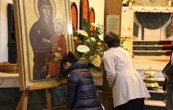 Krzyż i ikona podążają dalej