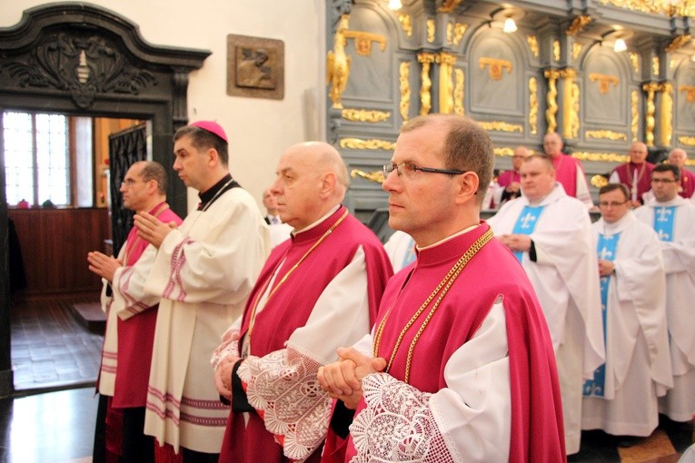 Od prawej: ks. Zbigniew Przerwa, ks. Jan Pietrzyk, bp Wojciech Osial i ks. Bogdan Zatorski