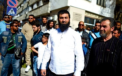 Przed budynkiem sądu, w którym toczy się proces osób oskarżonych o propagowanie raddykalnego islamu, pojawiają się muzułmanie popierający radykałów