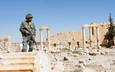 Odbicie Palmiry z rąk Państwa Islamskiego to duży sukces syryjskich sił rządowych. Na zdjęciu syryjski żołnierz wśród ruin starożytnego miasta