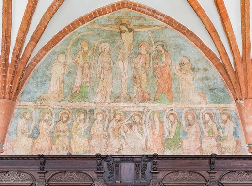 W krużgankach podziwiamy XV-wieczny fresk ze scenami obmywania nóg i ukrzyżowania