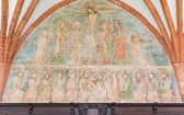 W krużgankach podziwiamy XV-wieczny fresk ze scenami obmywania nóg i ukrzyżowania