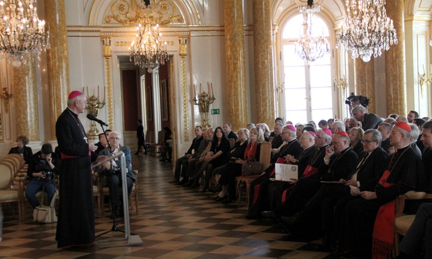 Tym, co odróżnia literaturę katolicką od pozostałej jest właśnie zakorzenienie w Biblii - podkreślali biskupi, uczestniczący w inauguracji tegorocznych targów