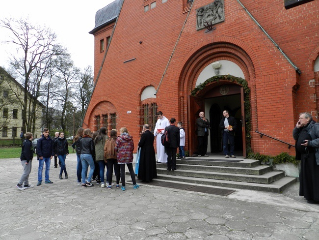 Symbole ŚDM w Obornikach Śląskich