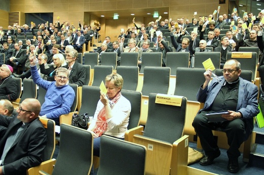 II Synod - sesja plenarna 9 kwietnia