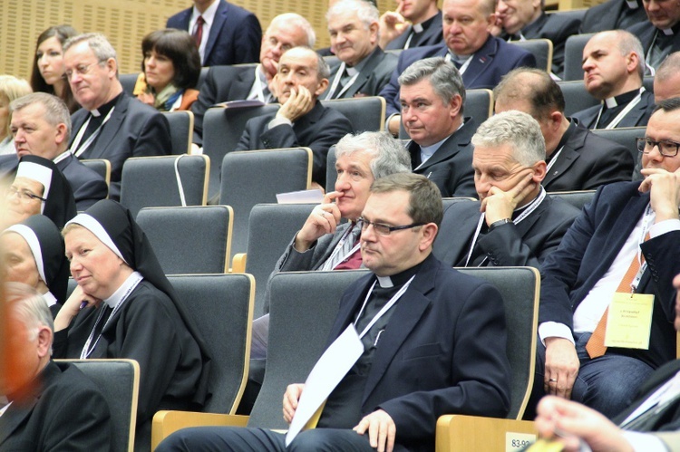 II Synod - sesja plenarna 9 kwietnia