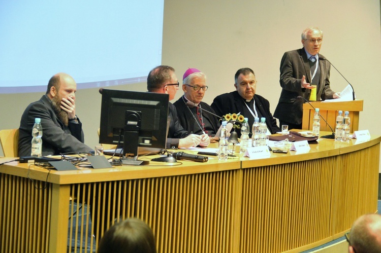 II Synod - sesja plenarna 9 kwietnia