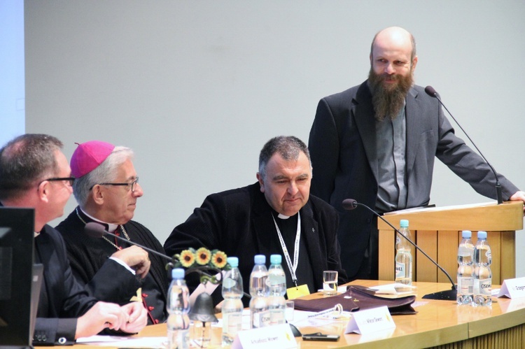 II Synod - sesja plenarna 9 kwietnia