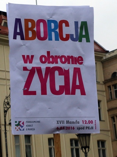 Manifa zwolenników aborcji na transparentach