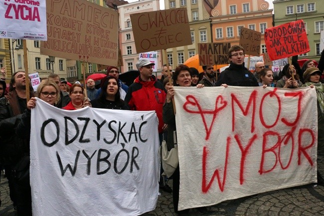 Manifa zwolenników aborcji na transparentach