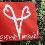 Manifa zwolenników aborcji na transparentach