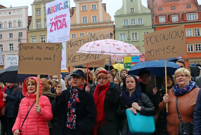 Manifa zwolenników aborcji na transparentach