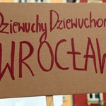 Manifa zwolenników aborcji na transparentach