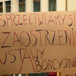 Manifa zwolenników aborcji na transparentach