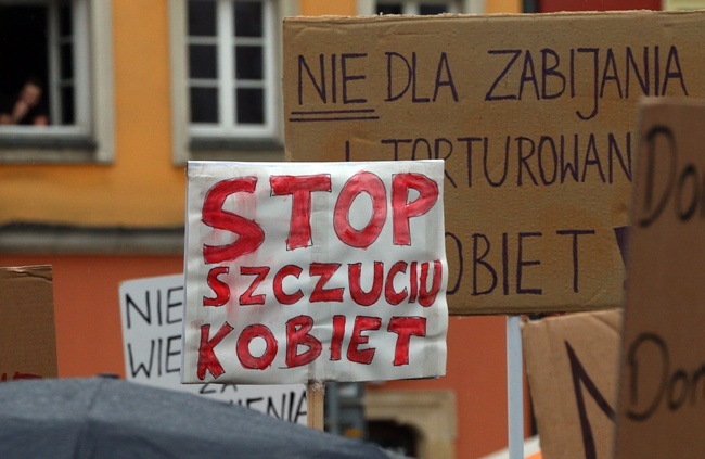 Manifa zwolenników aborcji na transparentach