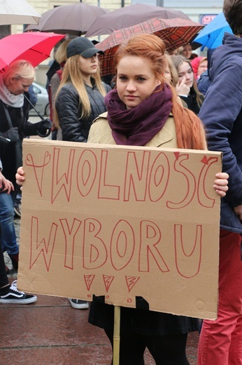 Manifa zwolenników aborcji na transparentach