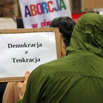 Manifa zwolenników aborcji na transparentach