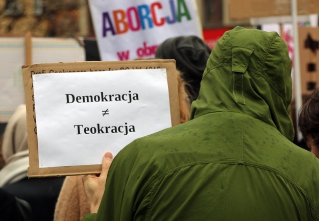 Manifa zwolenników aborcji na transparentach