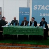 - Czy dziennikarze katolicy nie powinni "częściej zaciągać hamulca", by nie podsycać emocji i podziałów? - pytał panelistów Tomasz Krzyżak