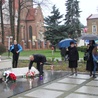 Pierwsi pod pomnikiem kwiaty złożyli najbliżsi kpt. pilota Artura Ziętka