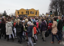 Procesja z obrazem Matki Bożej przeszła do Stanisławówki główną ulicą centrum miasta