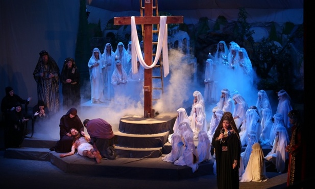 Od 30 lat cieszyńscy aktorzy z niezmiennym przekonaniem głoszą: Chrystus zmartwychwstał naprawdę!