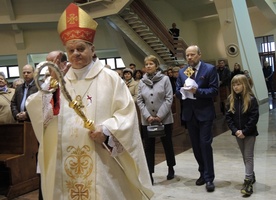 Bp senior Tadeusz Rakoczy, który liturgicznie zainstalował relikiwe oraz Aldona, Jacek i Ania Wróblowie, którz wnieśi je do aleksandrowickiego kościoła