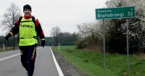 Michała Tęczę spotkaliśmy w okolicach Klwowa, gdy skręcał na północ w kierunku Nowego Miasta nad Pilicą, by tam opuścić diecezję