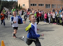 Finisz biegu przy budynku szkolnym