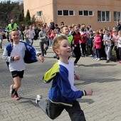 Finisz biegu przy budynku szkolnym