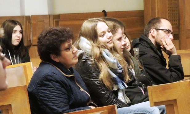 Andrychowska młodzież słuchała świadectwa Andrzeja Sowy w kościele św. Stanisława
