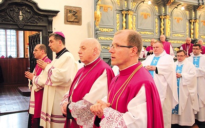  Od prawej: ks. Zbigniew Przerwa, ks. Jan Pietrzyk, bp Wojciech Osial i ks. Bogdan Zatorski